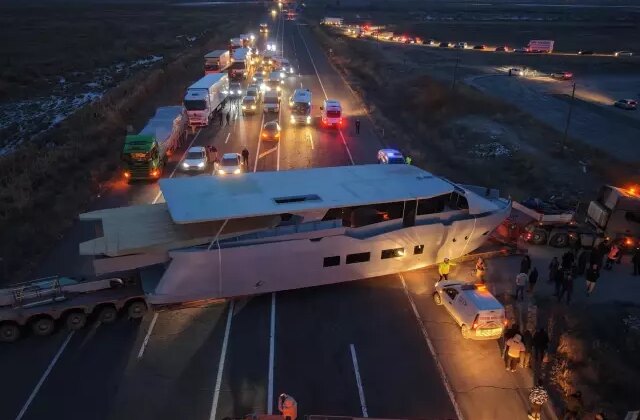 Erzurum’da yat taşıyan TIR yolda kaldı, trafik felç oldu