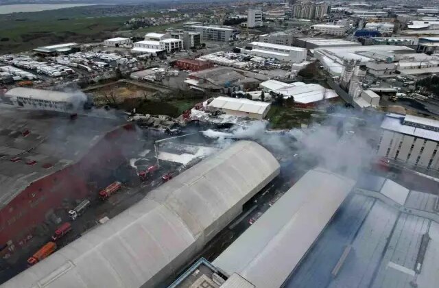 Esenyurt’ta devam eden fabrika yangını havadan görüntülendi