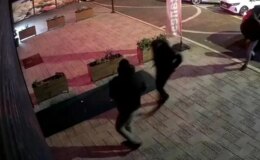 Esenyurt’ta kuyumcu soygunu girişimi kamerada: Hırsızlar alarm çalınca böyle kaçtı