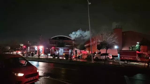 Esenyurt’taki fabrika yangını 6 saattir devam ediyor