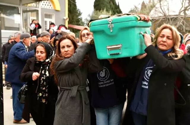Eşi tarafından öldürülen Kadriye Köken’i son yolculuğuna kadınlar uğurladı