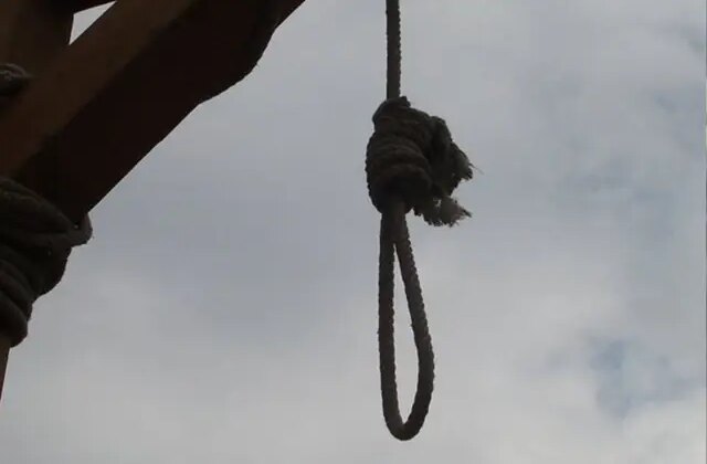 Eşini öldüren adamın infazı halkın arasında yapıldı!