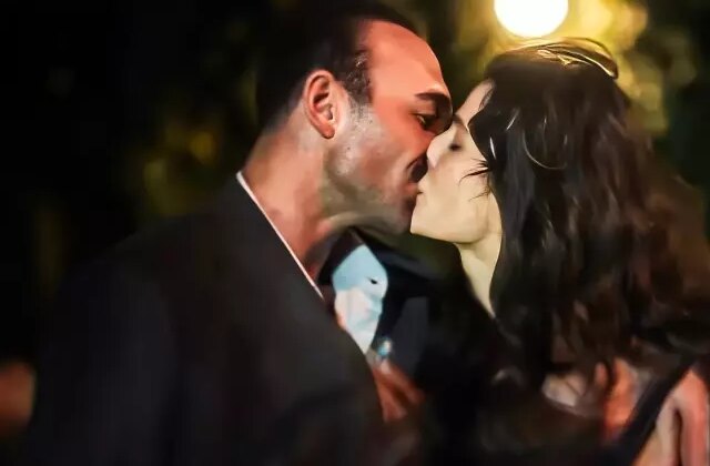 Eşref Rüya dizisine damga vuran öpüşme sahnesi: Şeftali gibi tadı var