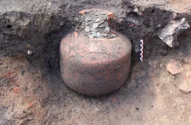 Ev değil gizli bir banka! Arkeolojik kazılarda 90 kilo para bulundu