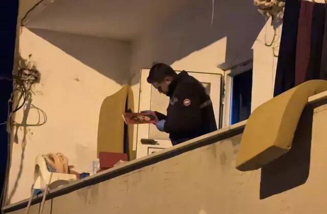 Eve silah zoruyla girip anne ve küçük kızını darbedip ağızlarını bantladılar