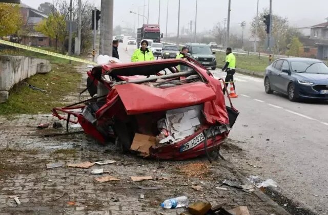 Feci kaza! Kamyonun çarptığı Tofaş kağıt gibi katlandı