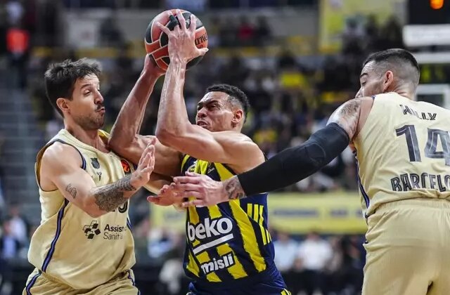 Fenerbahçe Beko, EuroLeague’de Barcelona’yı son nefeste devirdi
