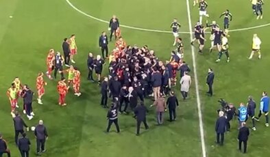Fenerbahçe-Galatasaray derbisi öncesi ısınan oyuncular arasında kavga çıktı