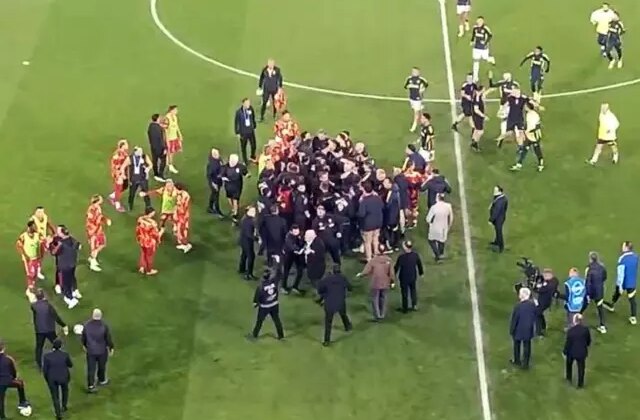 Fenerbahçe-Galatasaray derbisi öncesi ısınan oyuncular arasında kavga çıktı