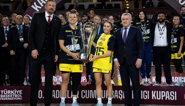 Fenerbahçe Opet şampiyonluk kupasını kaldırdı