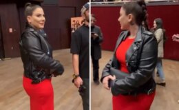 Ferit Kaya hayranlarıyla fotoğraf çektirirken eşinin bakışları dikkat çekti