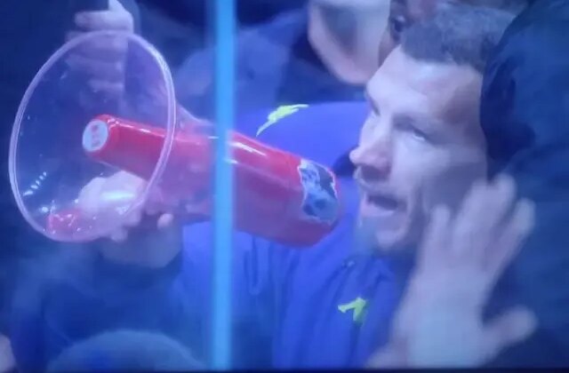 Fiorentina’da kaos: Edin Dzeko çareyi megafonu eline almakta buldu