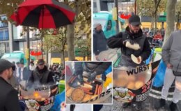 Frankfurt’ta mobil sosisli satıcısı viral oldu: Taşınabilir ızgarası ve dev şemsiyesiyle dikkat çekti