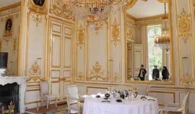 Fransa cumhurbaşkanlığı sarayı da soyuldu, tabakları çalıp internetten satmaya kalktılar