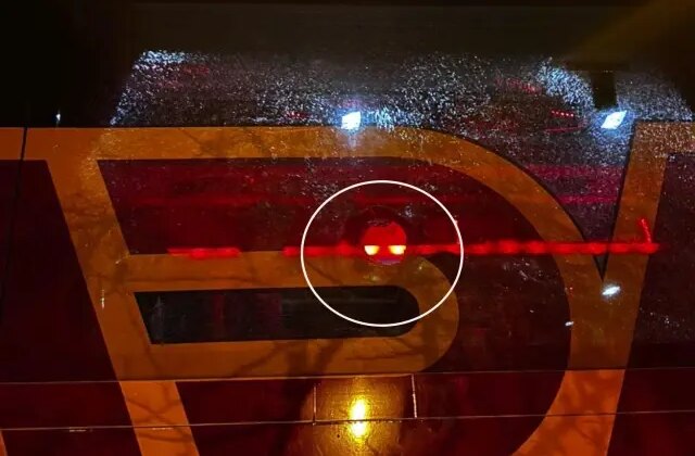 Galatasaray otobüsüne taşlı saldırı