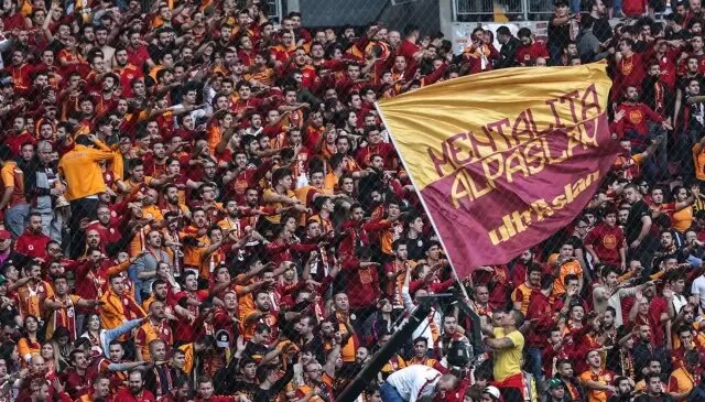 Galatasaraylı taraftarlar 3-2 kazanılan maçta yıldız oyuncuyu ıslıkladı