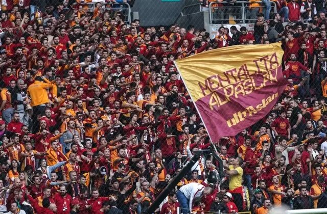 Galatasaraylı taraftarlar 3-2 kazanılan maçta yıldız oyuncuyu ıslıkladı