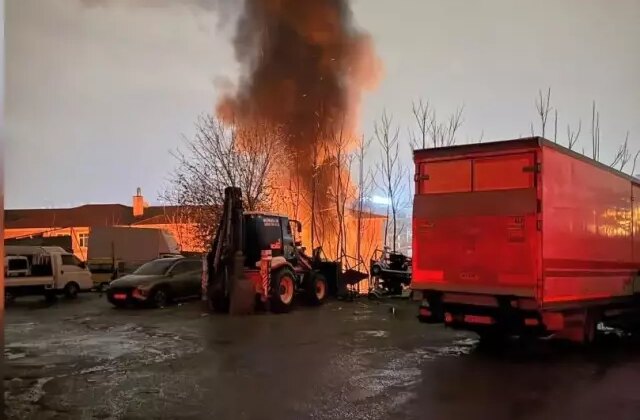 Gaziosmanpaşa’da otoparkta yangın: 14 araç zarar gördü