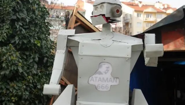 Gören telefona sarıldı! Yürüyor, arkasında insan taşıyor