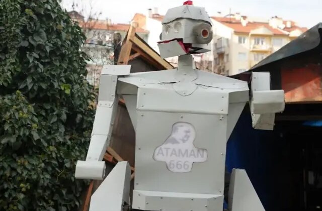 Gören telefona sarıldı! Yürüyor, arkasında insan taşıyor