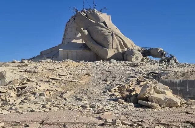 Görüntü Türkiye’nin yanı başından! 1 yıldır böyle yıkık halde duruyor