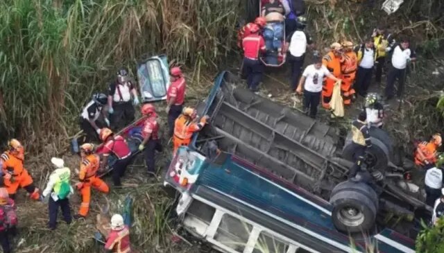 Guatemala’da devrilen yolcu otobüsündeki 15 kişi hayatını kaybetti