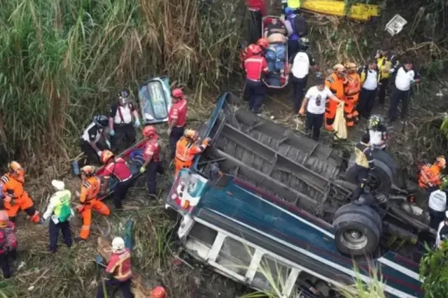 guatemala da devrilen yolcu otobusundeki 15 kisi 19398994 4735 o