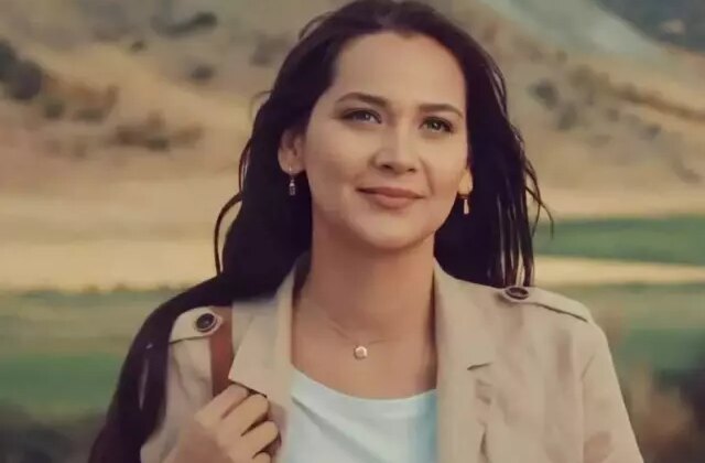 Gülsim Ali siyah mini elbisesiyle göz kamaştırdı! Bakan bir daha baktı