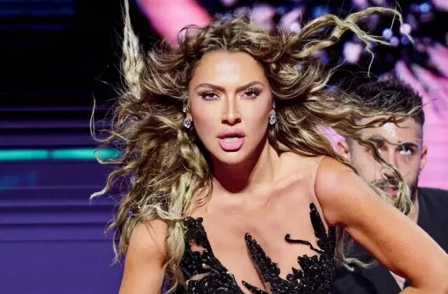 Hadise sırt dekolteli elbisesiyle büyüledi! Herkes aynı şeyi söyledi