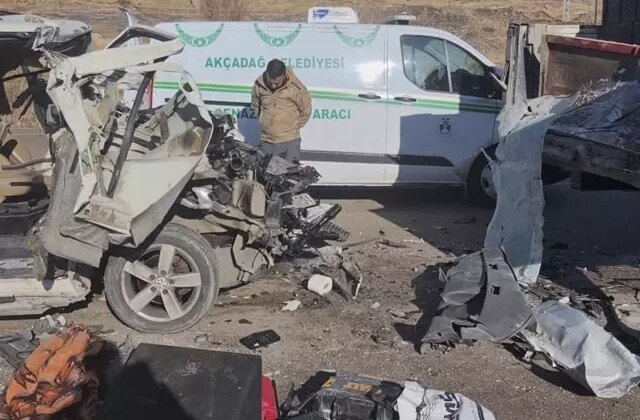 Hafif ticari araç tıra arkadan çarptı: 3 ölü