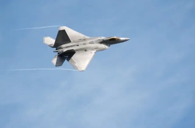 Havada dehşet! Yolcu uçağı ABD savaş uçağı ile çarpışmaktan son anda kurtuldu