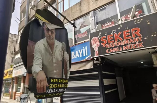 Hesabı ödemeyince mekandan atıldı, geri dönüp konuşma bahanesiyle solisti öldürdü