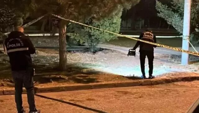 Husumetli iki grup arasında çıkan kavgada silahlar konuştu