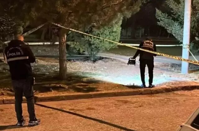 Husumetli iki grup arasında çıkan kavgada silahlar konuştu