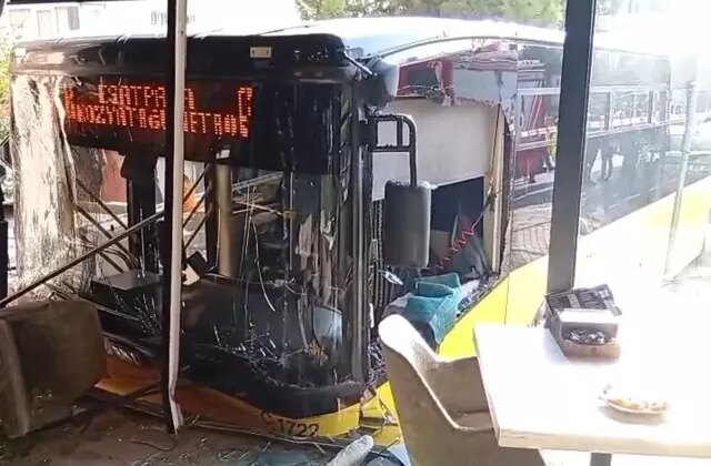 İETT otobüsü börekçiye daldı! Yaralılar var