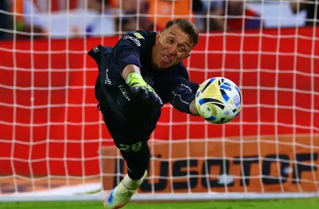 İki penaltı kurtaran Muslera Estudiantes’i şampiyon yaptı