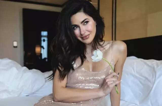 “İlaçtır” dedi, paylaştı! Cam kenarındaki bornozlu pozları çok konuşuldu