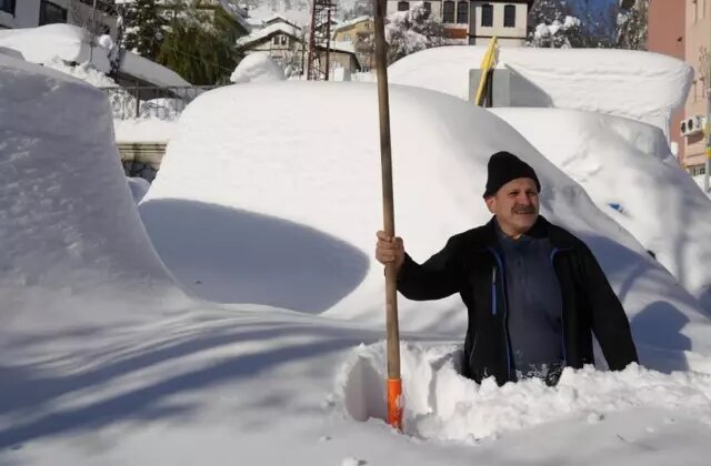 İlçe kara gömüldü! Vatandaşlar arabasını bulamıyor
