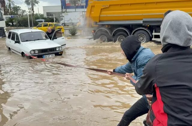Meteoroloji’nin turuncu kodla uyardığı ilçeyi sel aldı! Yollar göle döndü, hayat durdu