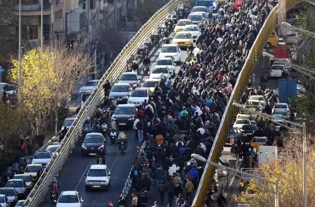 İran’da protestolar başladı! Kaymakamlık binasını bastılar