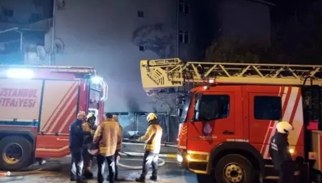 İstanbul’da gece yarısı korkutan yangın! 4 araç kullanılamaz hale geldi