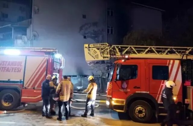 İstanbul’da gece yarısı korkutan yangın! 4 araç kullanılamaz hale geldi