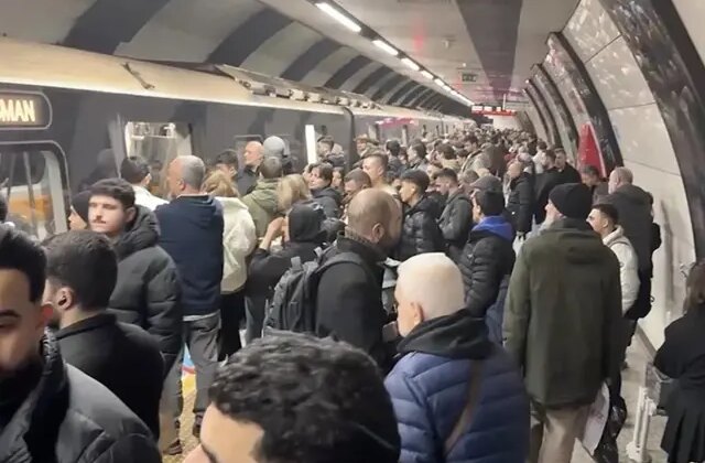 İstanbul’da metro arızası, seferler aksıyor