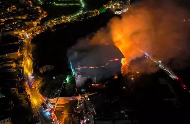 İstanbul’da tarihi köşkü küle çeviren yangın