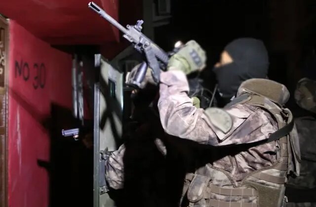 İstanbul’da uyuşturucu baskınında çatışma: Zanlı öldürüldü, bir polis şehit oldu