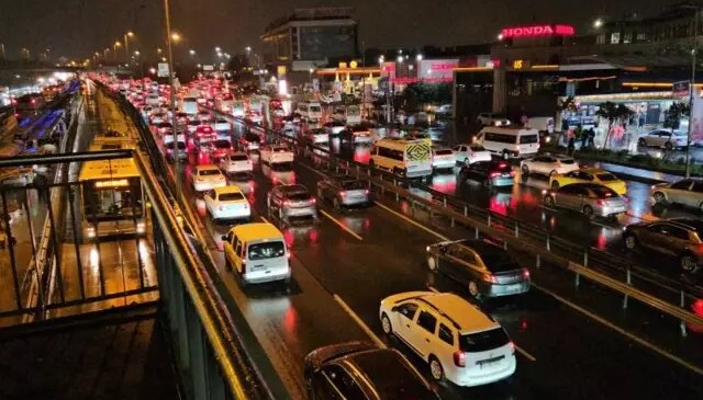 İstanbul’da yağışın da etkisiyle trafik durma noktasına geldi