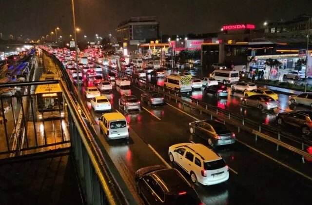 İstanbul’da yağışın da etkisiyle trafik durma noktasına geldi