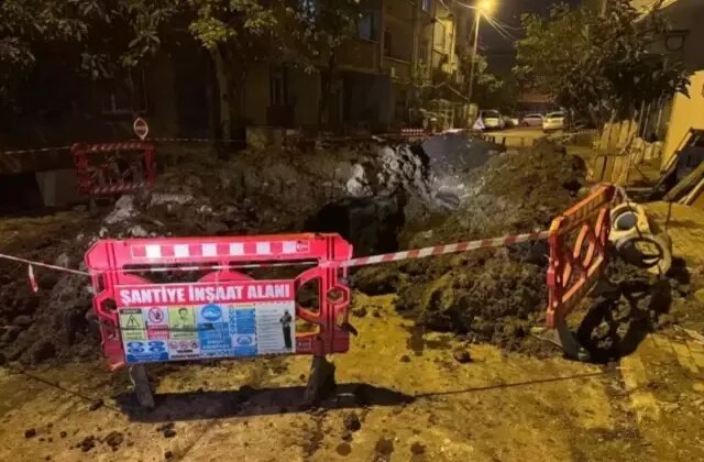 İstanbul’da yol çöktü! Bir işçi göçük altında kaldı