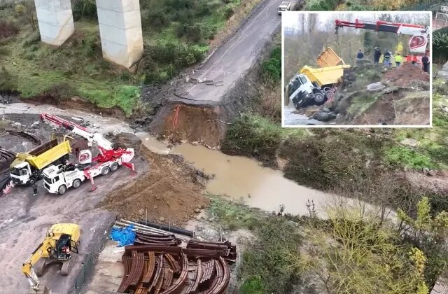 İstanbul’da sağanak faciası! Yol çöktü, araçlar dereye uçtu