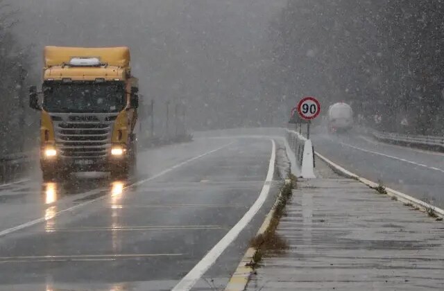 İstanbul’un yanı başına mevsimin ilk karı düştü